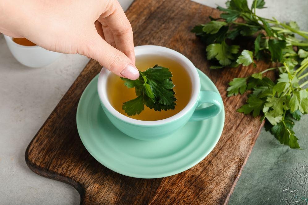 Chá de salsa ou salsinha: veja para que serve e benefícios da bebida