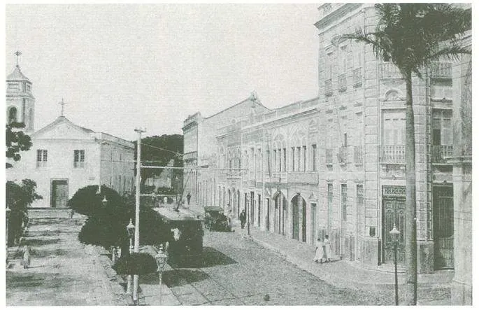 Igreja do Rosário à esquerda, em 1908. Até a década de 1840, pessoas eram enterradas no piso do templo.