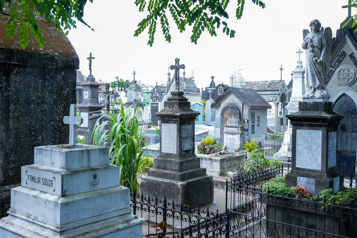 Túmulos no Cemitério São João Batista, o mais antigo da Capital cearense.