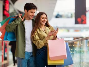 Imagem de homem e mulher fazendo compras.