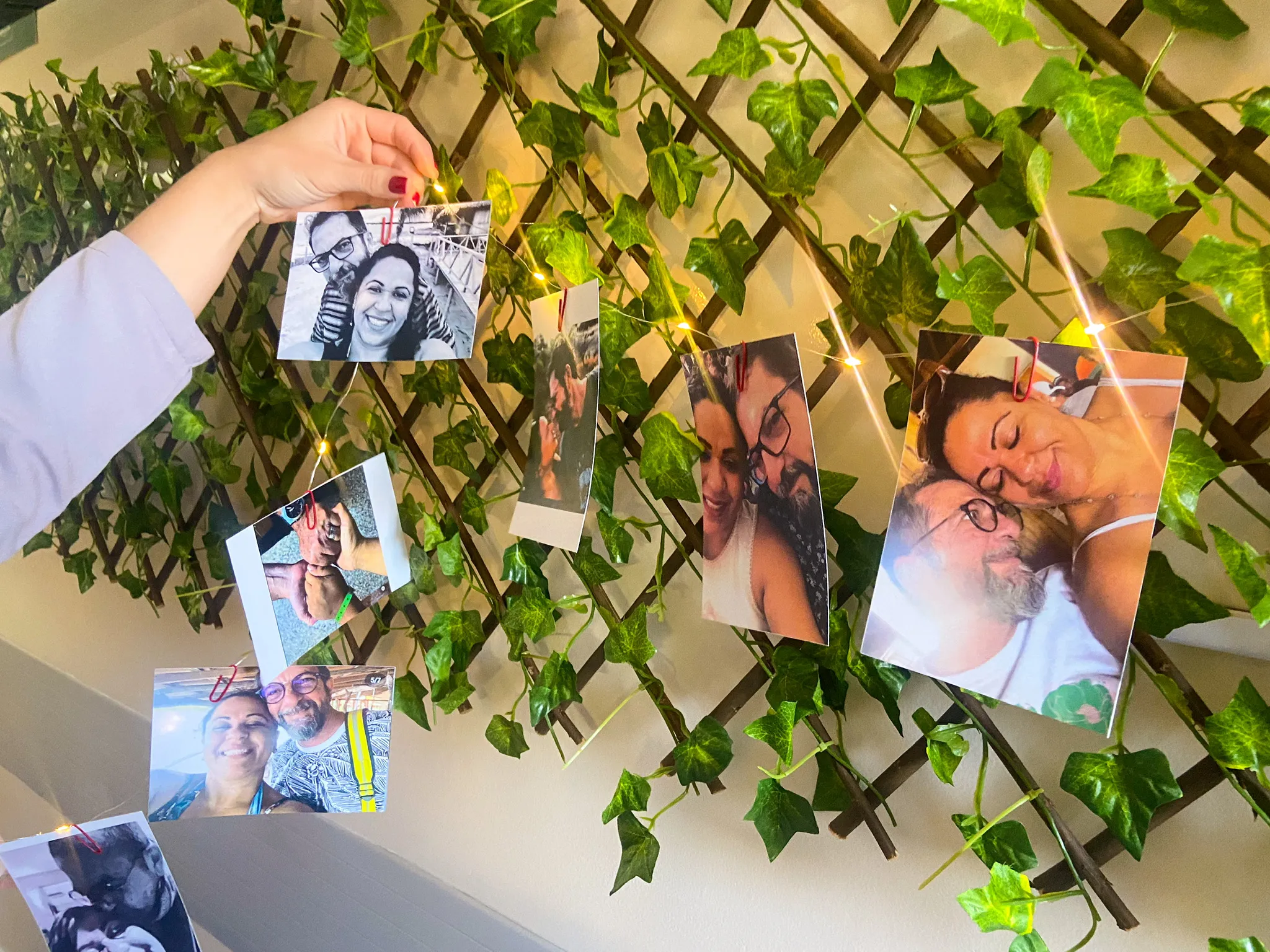 Equipe do hospital imprimiu fotos dos casal e usou para decorar leito
