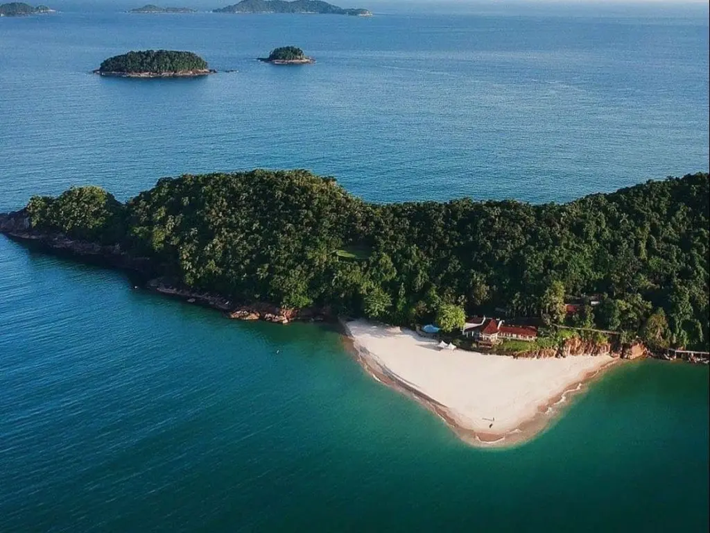 vista da ilha paradisíaca com visão da mansão