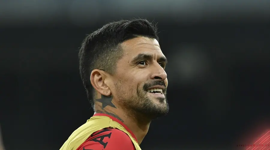 Lucho González sorri em treino do Athletico-PR