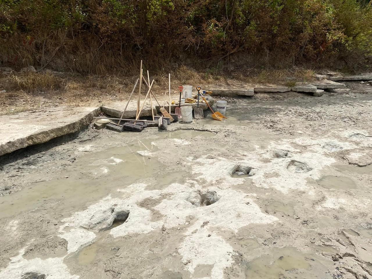 Pegadas de dinossauros reveladas por seca em rio que atravessa o Parque Estadual do Vale dos Dinossauros, Texas, Estados Unidos