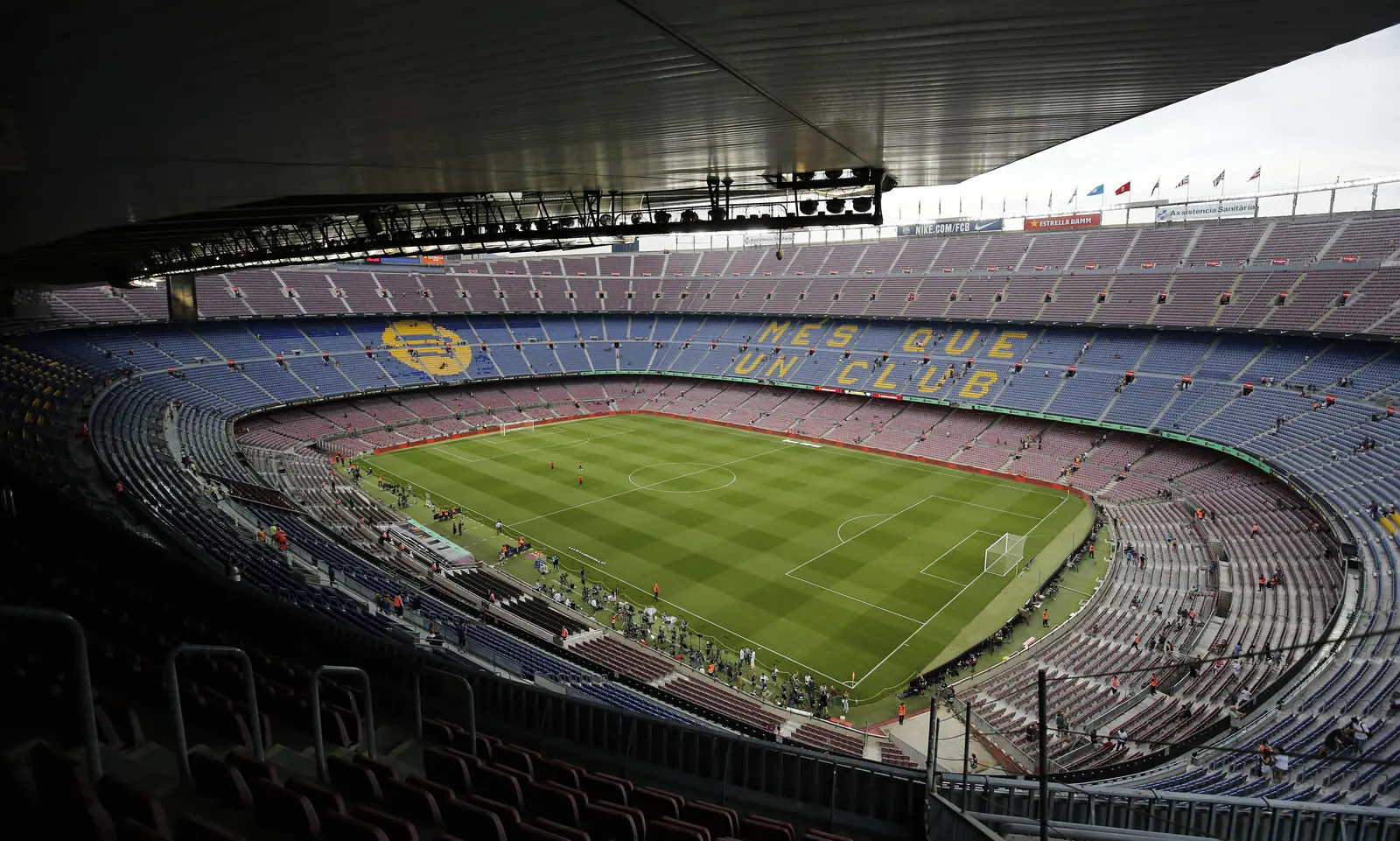 Imagem aberta do estádio Camp Nou sem público