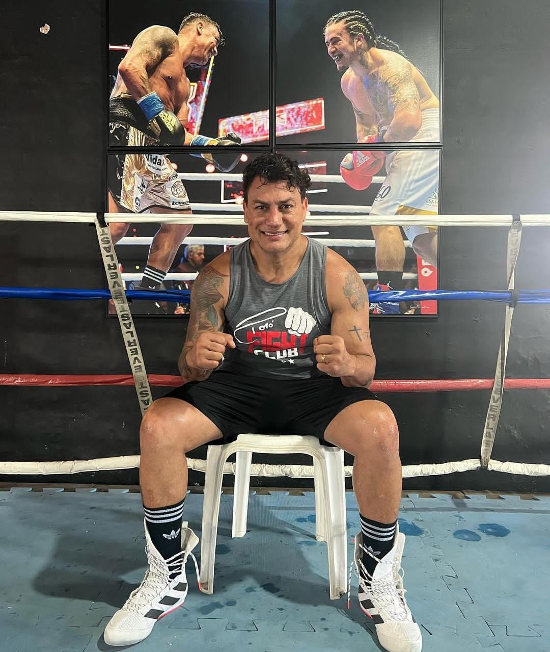 Imagem mostra homem com punhos cerrados