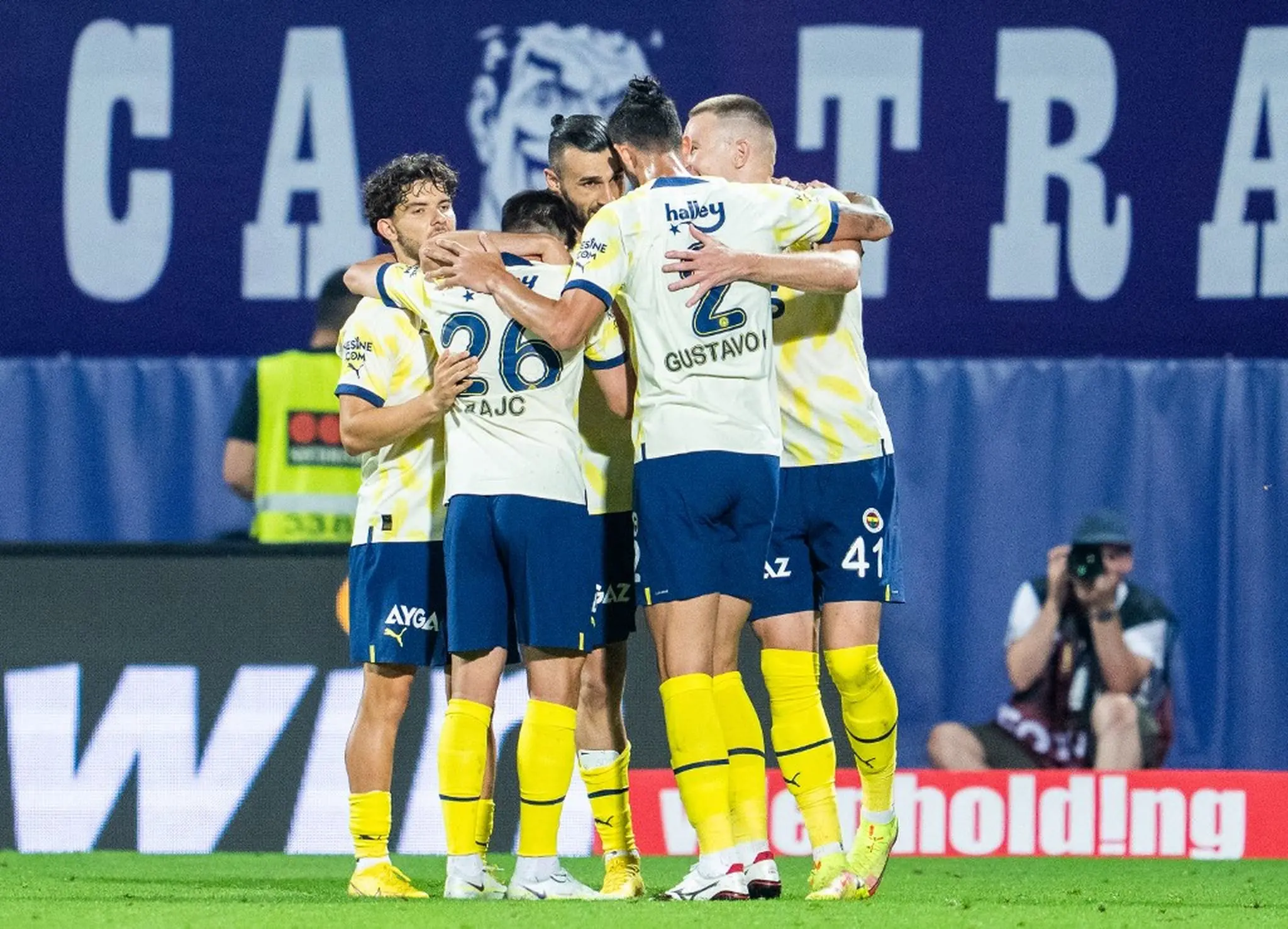 Foto de jogadores do Fenerbahçe durante jogo