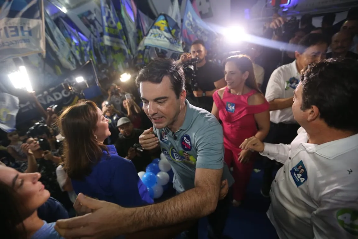O candidato cumprimentou apoiadores no evento