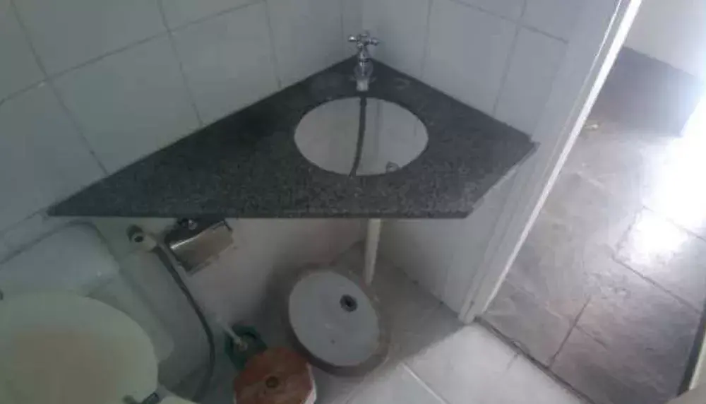 Pia aparece em chão de banheiro