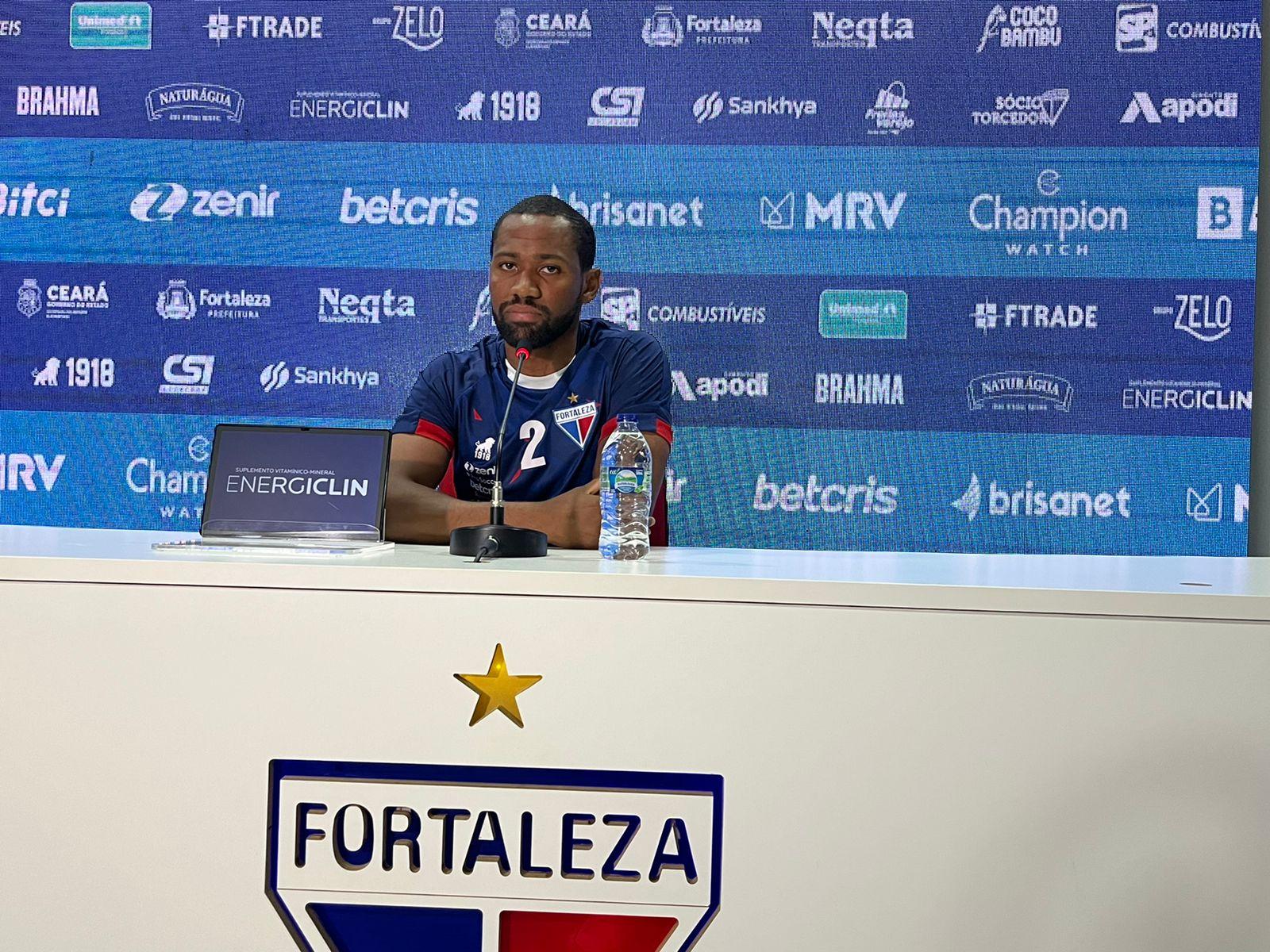 Imagem mostra jogador de futebol