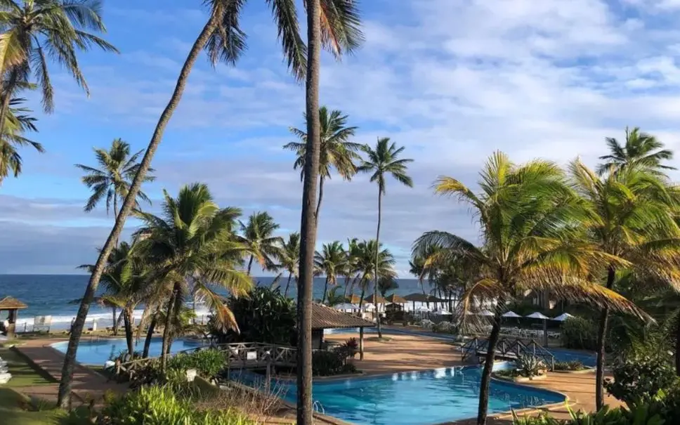 área da piscina do resort Catussaba, na Bahia