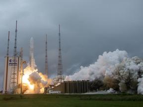 lançamento do foguete Ariane com o Telescópio Espacial James Webb da NASA a bordo, em sábado, 25 de dezembro de 2021