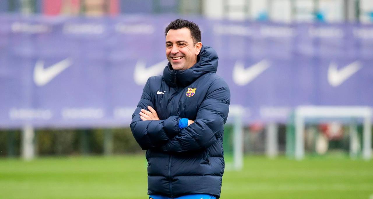 Xavi sorri em treino do Barcelona