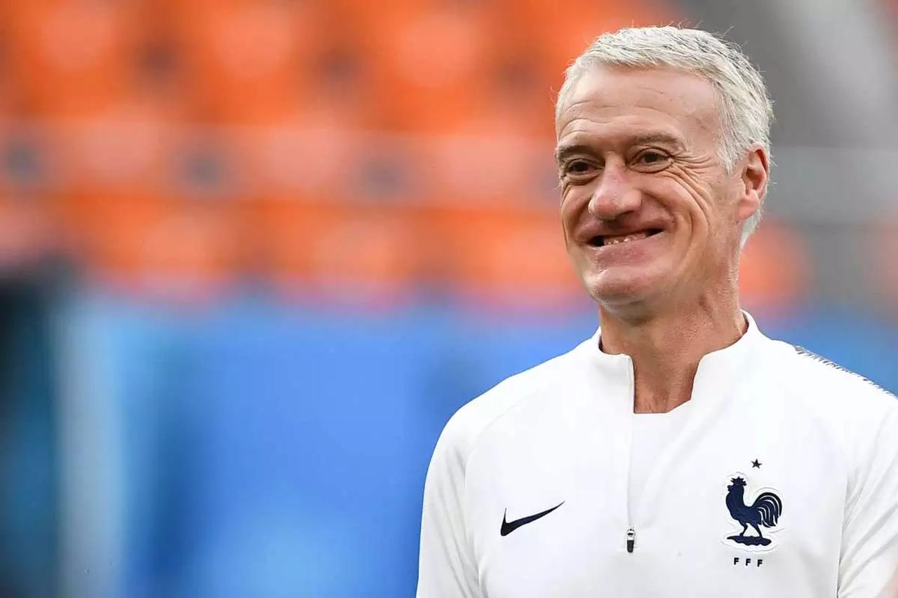 Didier Deschamps sorri em treino da França