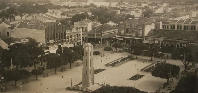 Praça do Ferreira em 1936, quando a energia elétrica já havia sido integrada à iluminação pública.