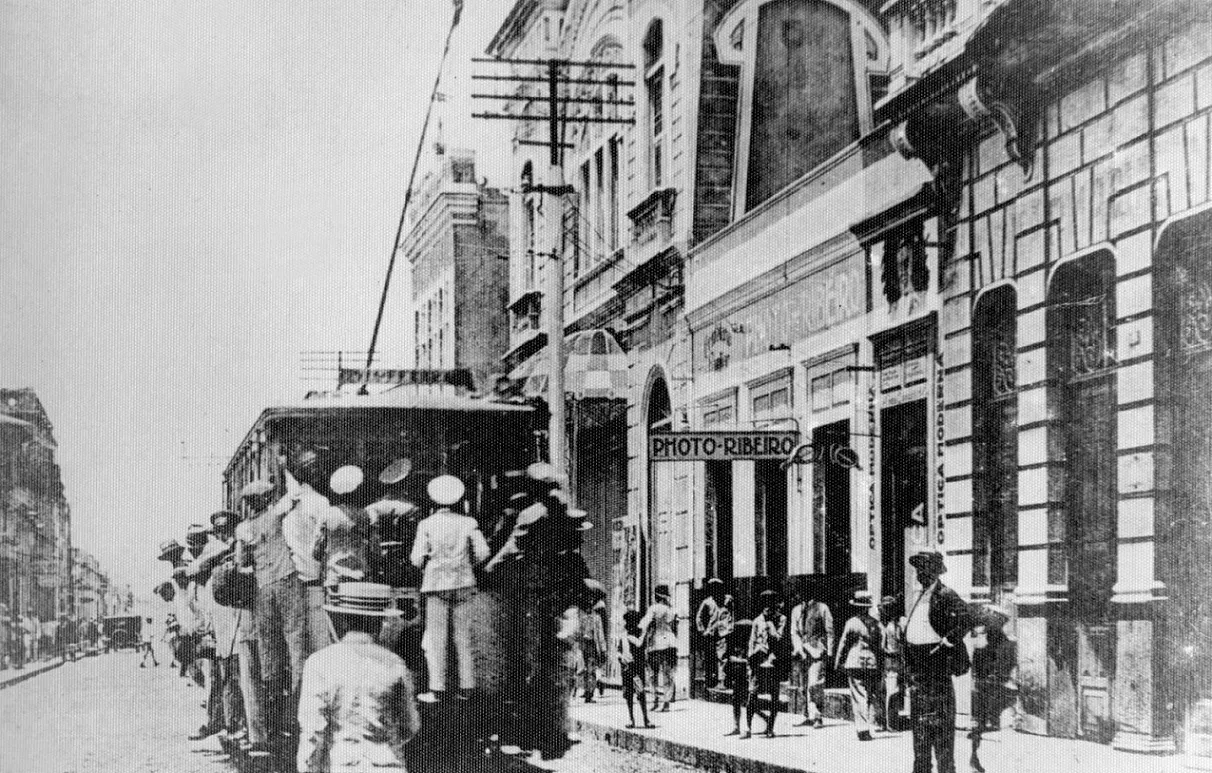 Bondinho elétrico percorrendo o Centro de Fortaleza em 1930.
