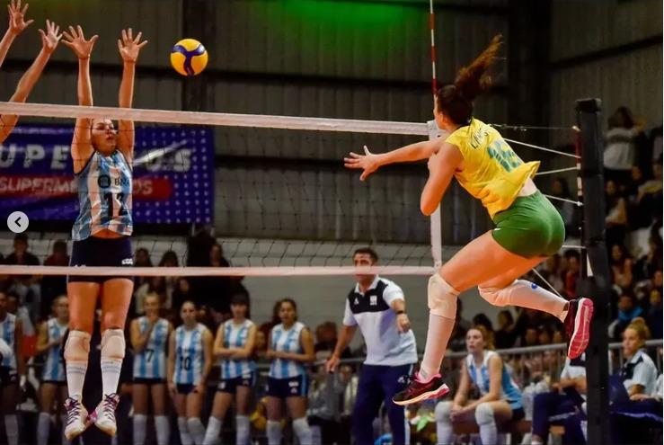 Como oposta, Larissa utiliza bem a altura de 1.90 m