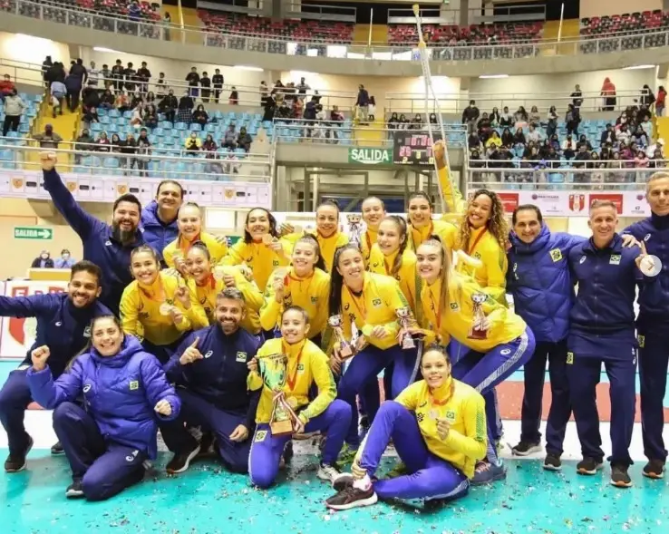 Categorias acima de sua faixa etária, Larissa pensa no futuro no vôlei, mas sem deixar de lado preocupação com a educação