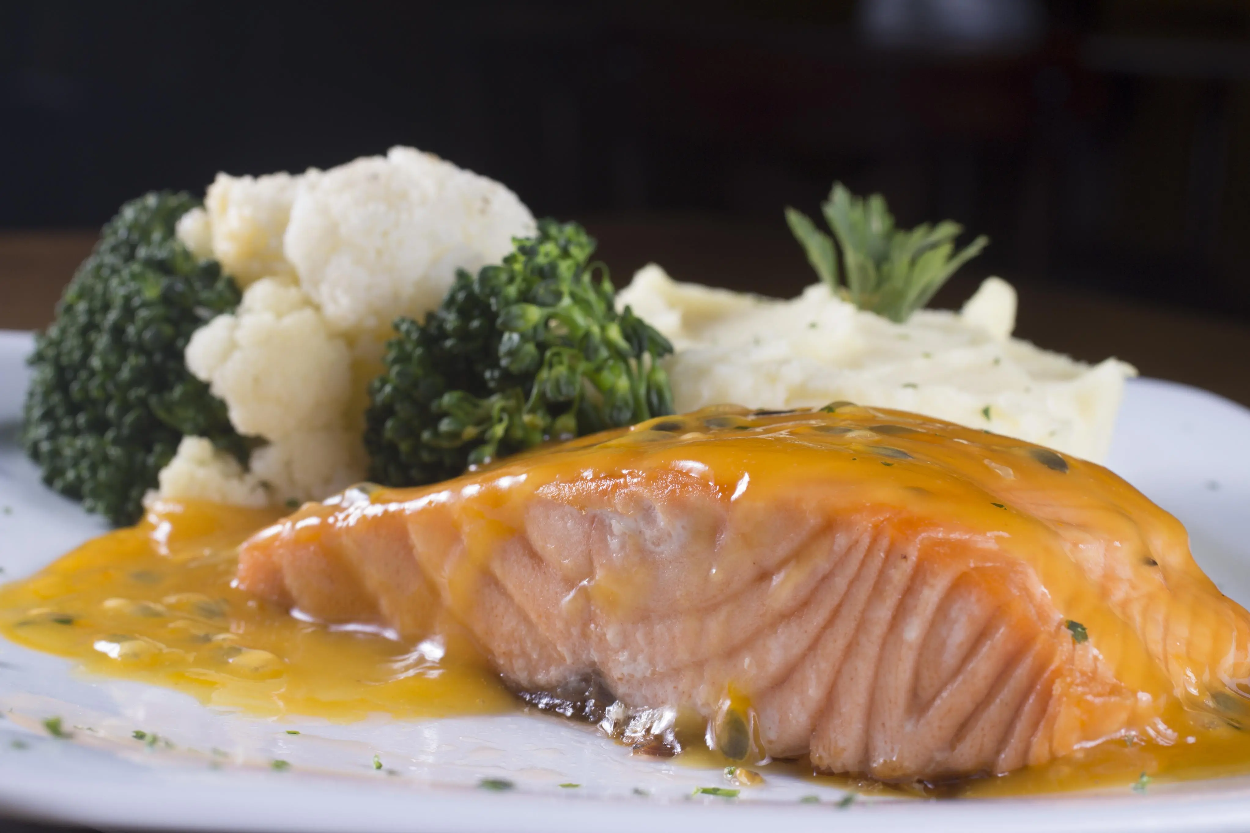 Salmão ao molho de maracujá acompanhado de brócolis