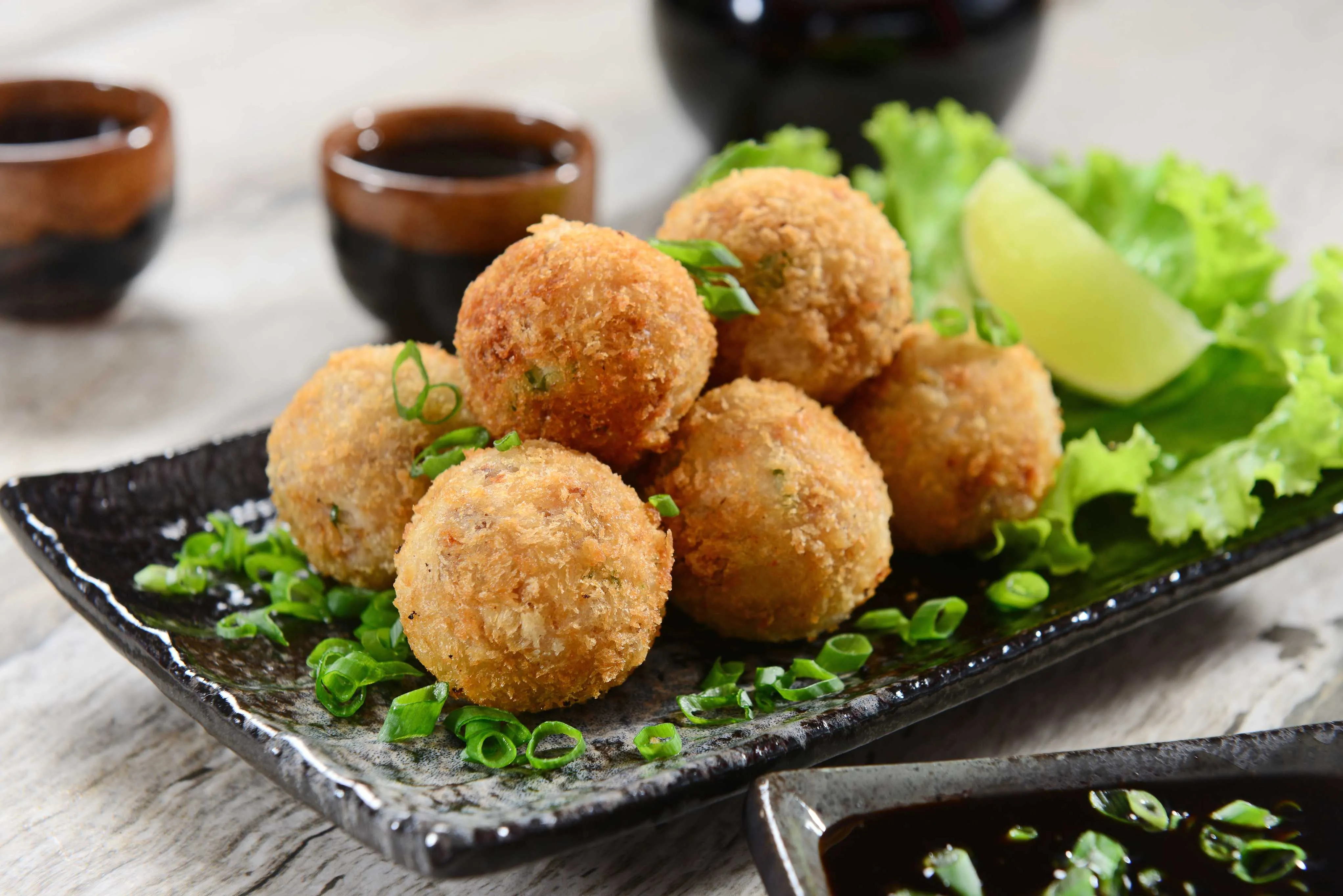 Salmão deve ser cortado em pedaços finos antes do preparo