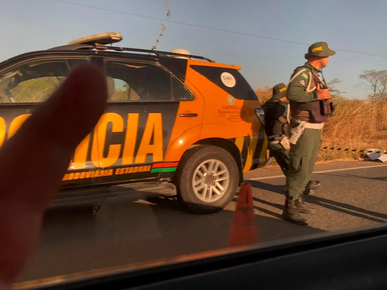 Momento em que agentes isolam o local do acidente