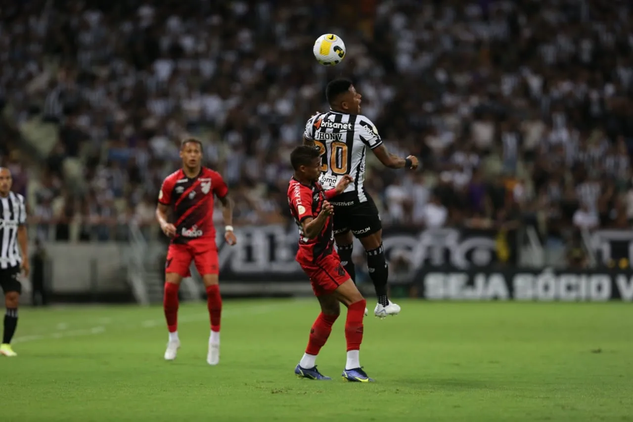 Ceará e Athletico-PR se enfrentaram na Arena Castelão neste sábado (27) pela Série A