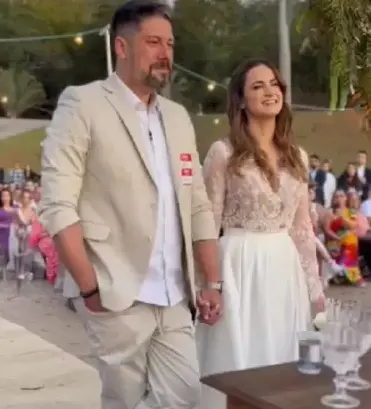 Phelipe Siani e Mari Palma se casando em uma fazenda em São Paulo.