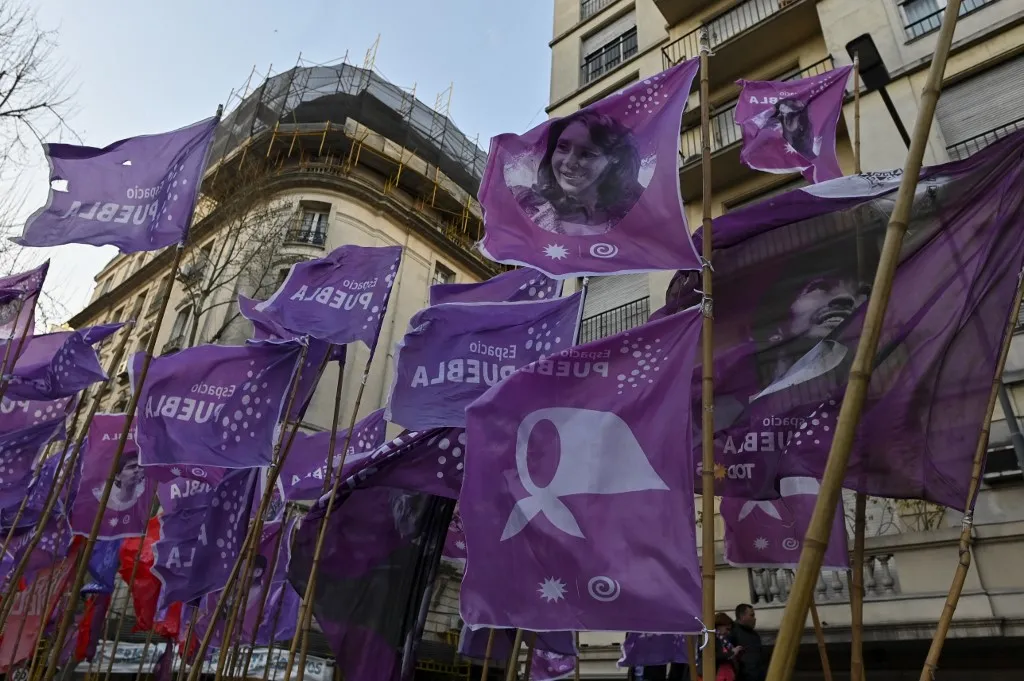 Manifestantes estendem bandeiras em apoio a Cristina Kirchner próximo à residência dela.