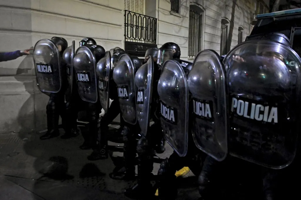 Polícia argentina combateu manifestantes com canhões de água e spray de pimenta.