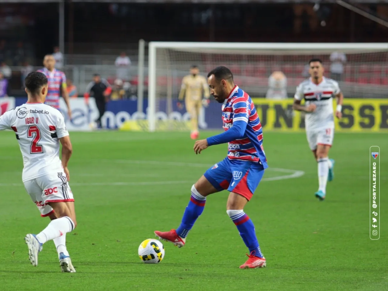 O atacante Moisés deu belo passe para gol de Capixaba