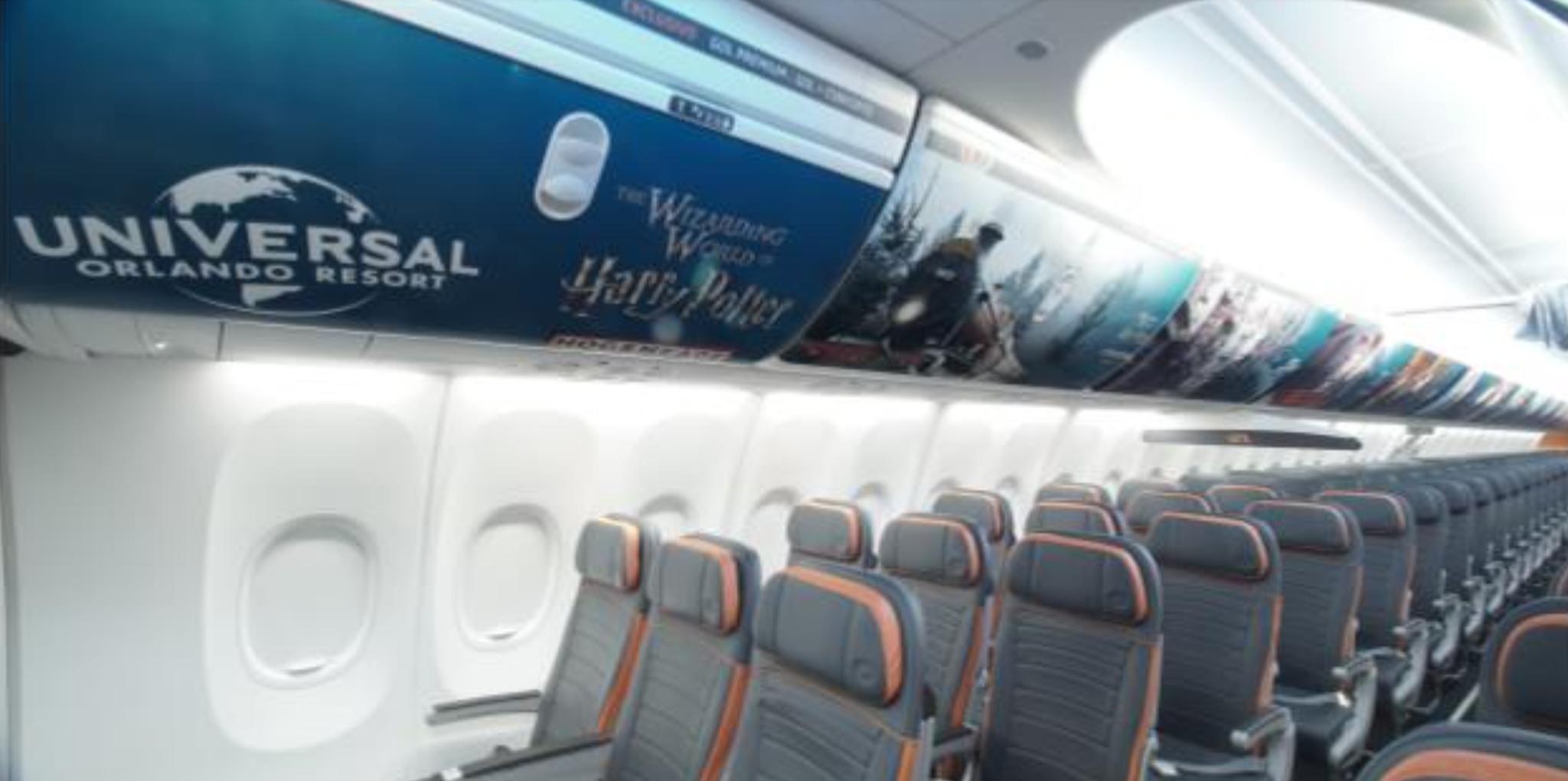 Parte interna do avião da Gol temático do universo Harry Potter