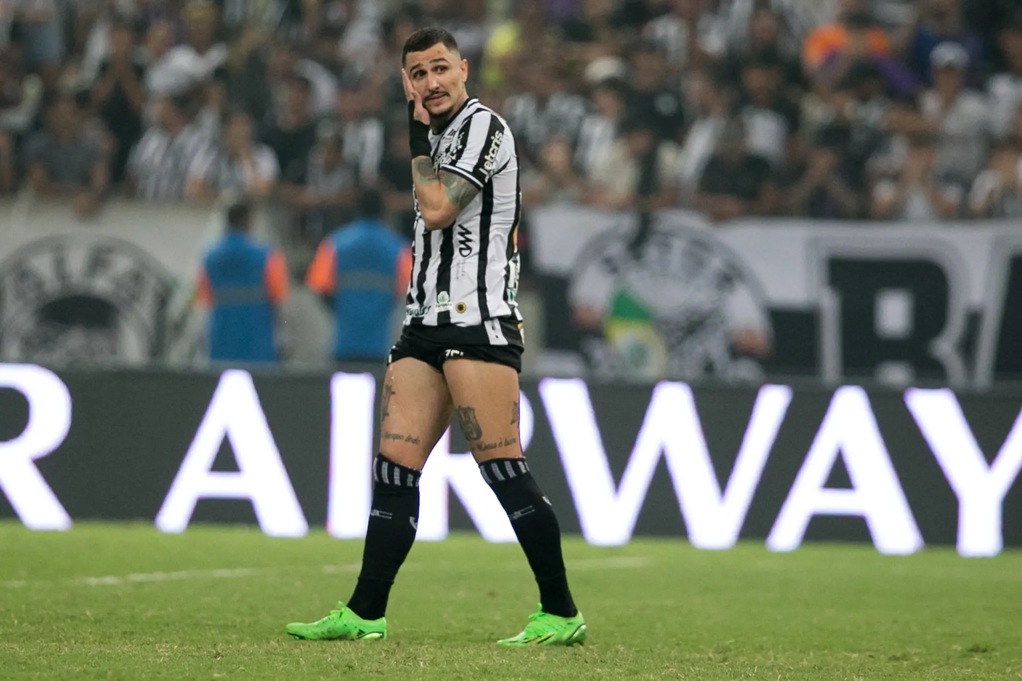 Vina com a mão no rosto lamentando