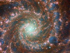 Imagem da galáxia fantasma capturada pelo telescópio James Webb. Ela tem espirais perfeitas.