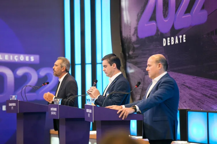 Candidatos participaram do primeiro debate nesta segunda-feira (29)