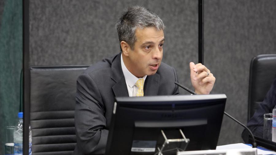Conselheiro Mauro Martins, do CNJ, está de terno preto, camisa branca e gravata amarela.