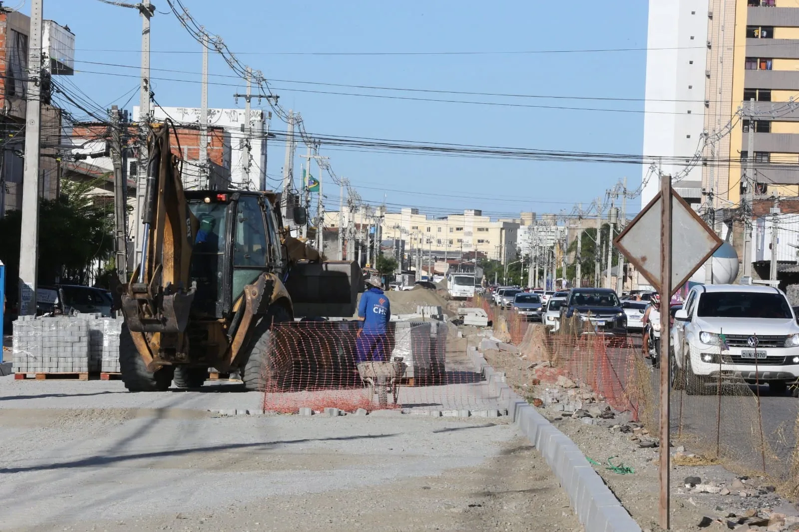 Operações da obra aplicam piso intertravado na duplicação da avenida.