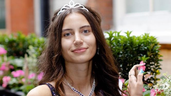 Estudante disputará a final do Miss Inglaterra sem maquiagem