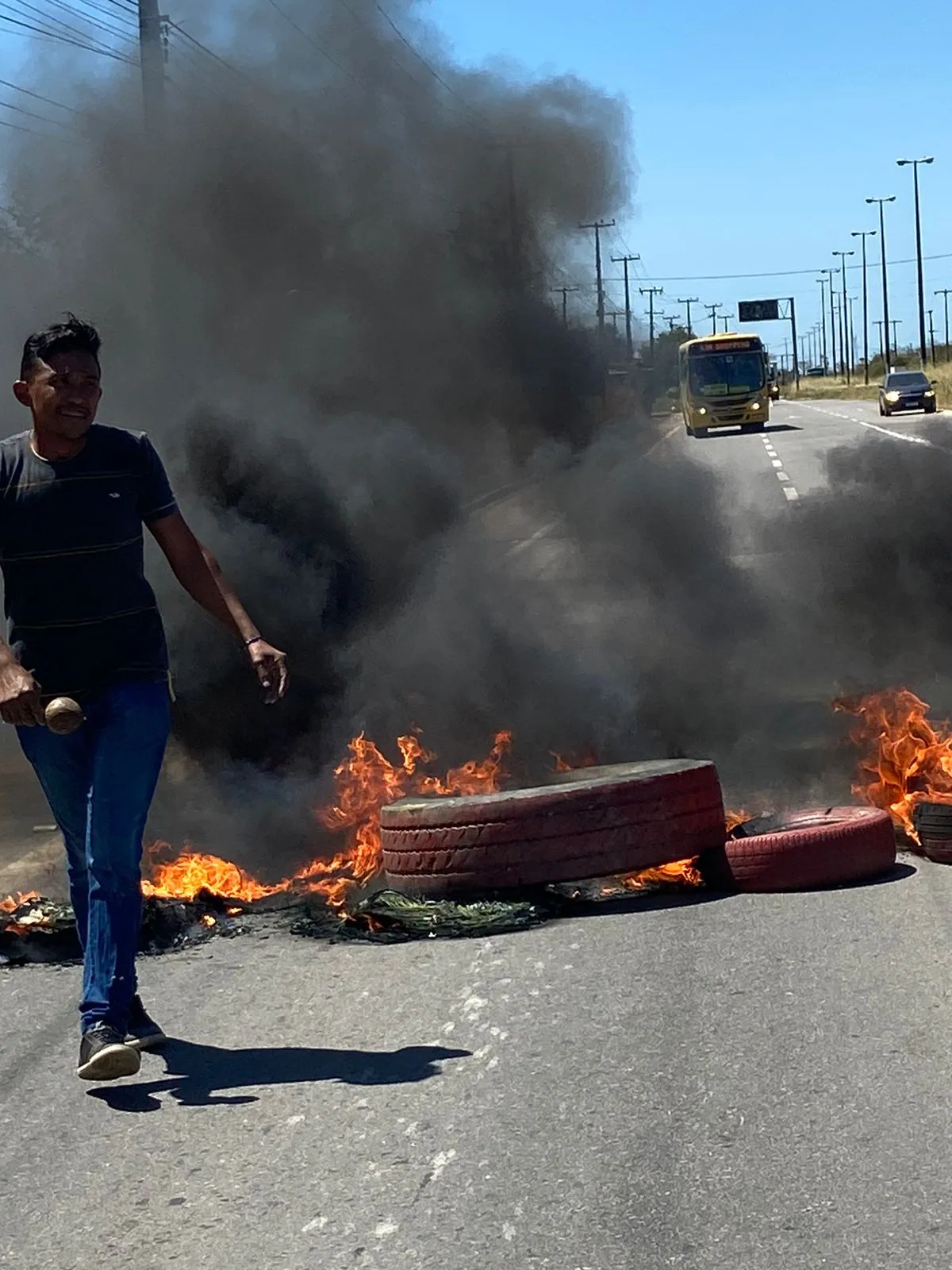 Manifestantes bloquearam CE-06 para chamar atenção para o protesto