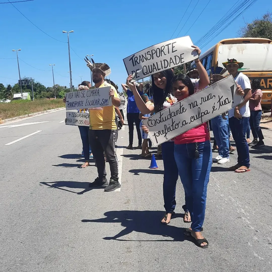 Manifestantes usaram cartazes para reivindicar melhorias no transporte escolar