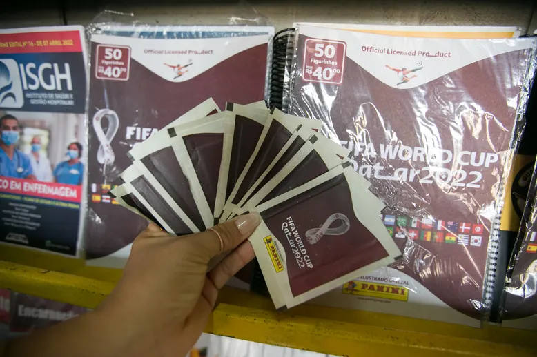 Cada envelope com cinco figurinhas é vendido a R$4.