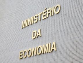 letras douradas escrevem o nome ministério da economia em fachada branca
