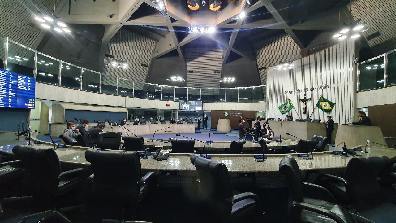 Plenário da AL-CE com poucos deputados