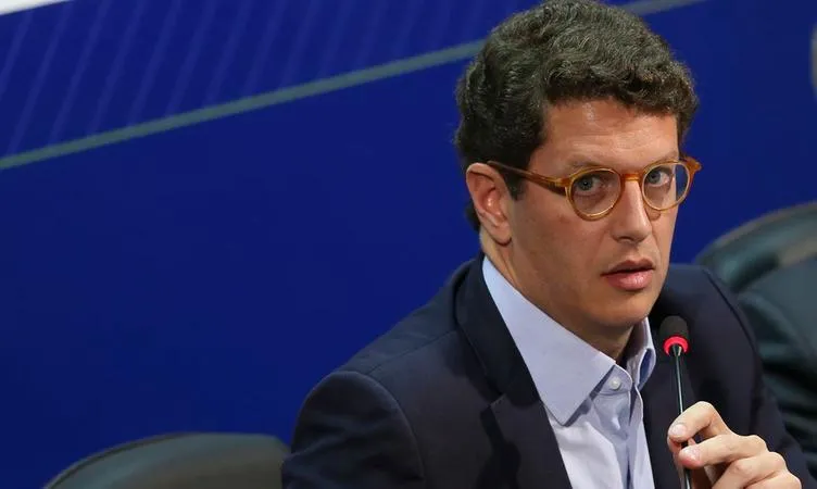 Ex-ministro do Meio Ambiente e candidato à Câmara dos Deputados, Ricardo Salles, atingiu o motociclista e fugiu