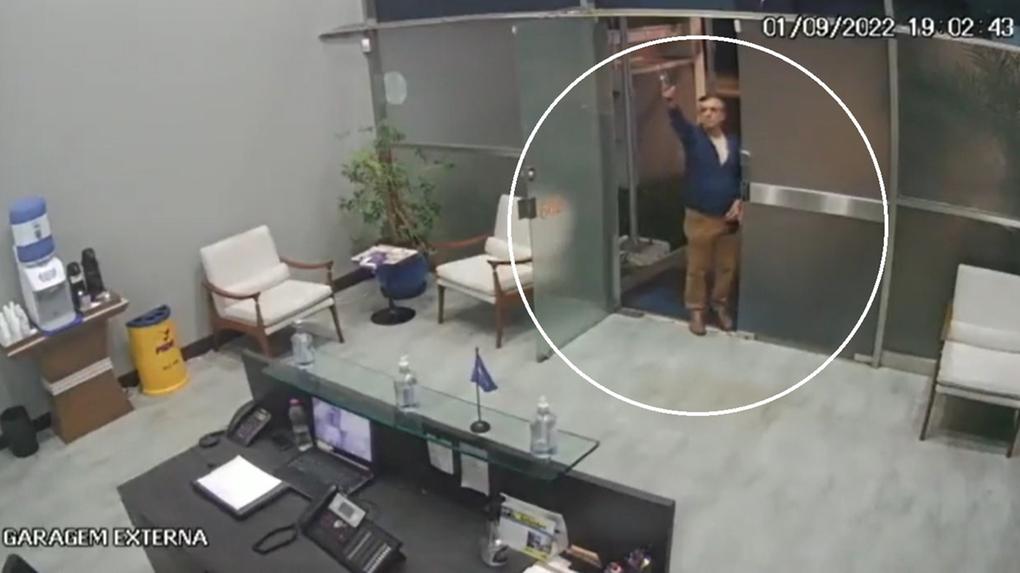 Disparo foi atingiu foto do presidente do PSDB de SP