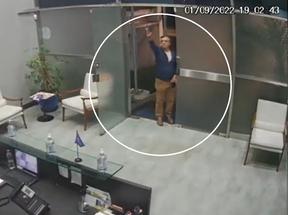Disparo foi atingiu foto do presidente do PSDB de SP