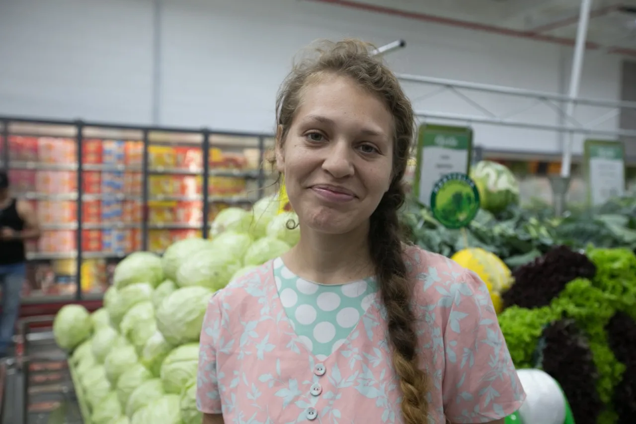 A artesã Madalena Almeida, de 29 anos, foi para a inauguração, nesta manhã, para observar as promoções e tentar economizar na feira mensal. 