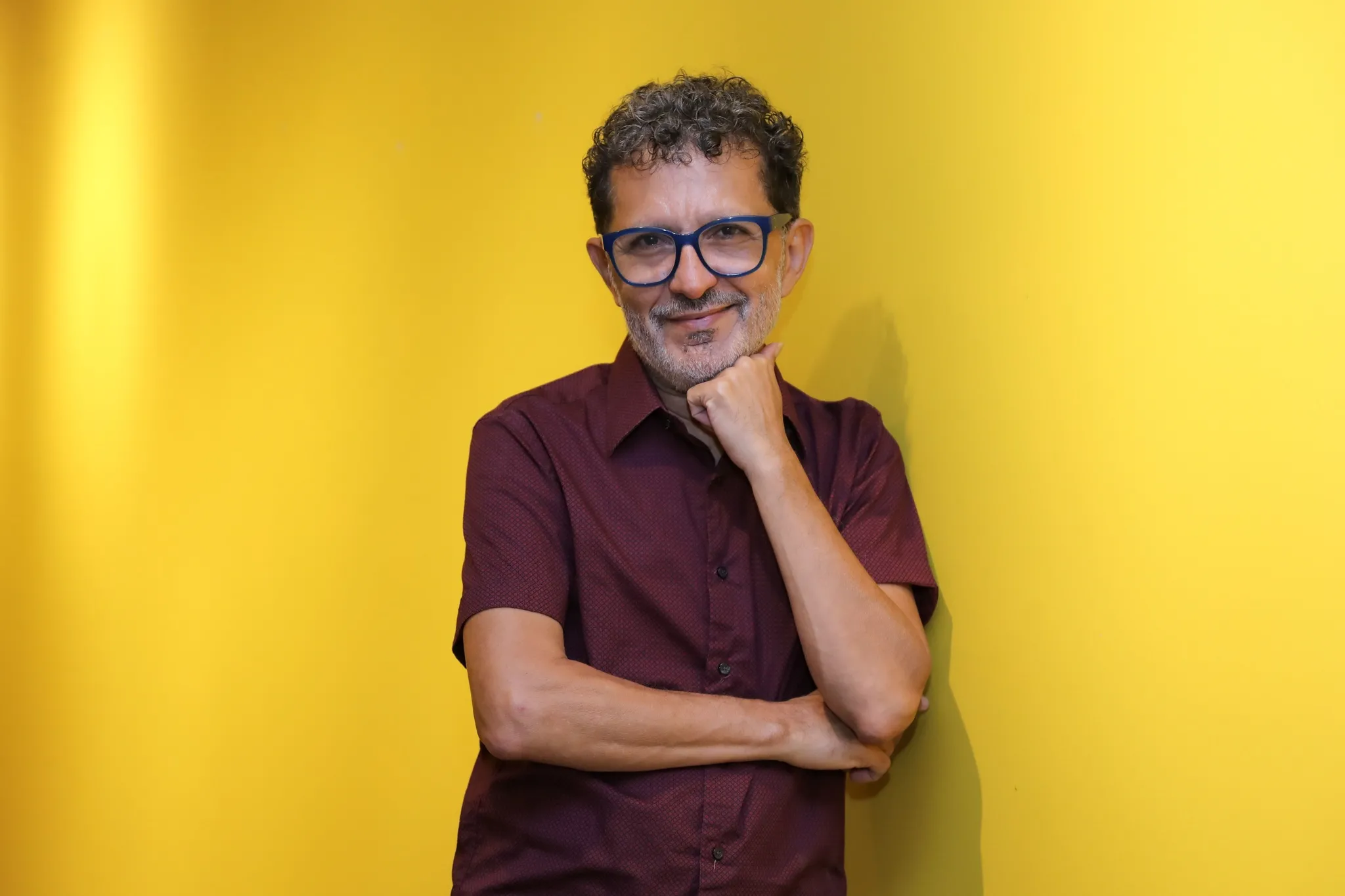 Artista usa a técnica do bordado como principal ferramenta de trabalho