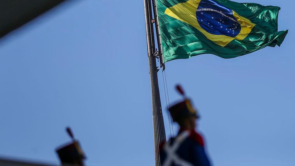 Mastro da bandeira do Brasil na esplanada dos Ministérios.