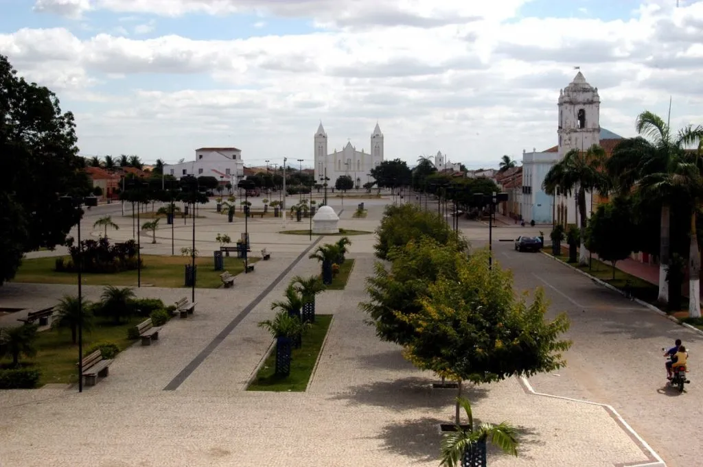 Com 50 mil metros³, a Praça do Largo do Theberge, considerada uma das maiores do Brasil, compõe o Sítio Histórico de Icó