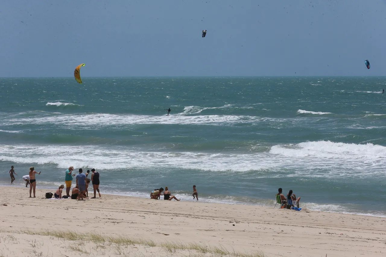Na Prainha, é possível praticar modalidades de esporte aquático, como kite surf